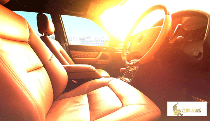 Khử mùi ô tô bằng cách mở cửa sổ và đỗ xe dưới nắng